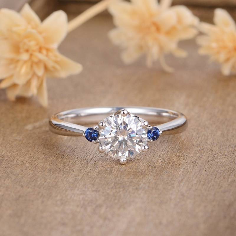 Drei Stein Moissanite Verlobungsring Weißgold Natürlicher Saphir Als Seitenstein 3 Steine Braut September Birthstone Geschenk Für Frauen Ring von AUSGEMSCo