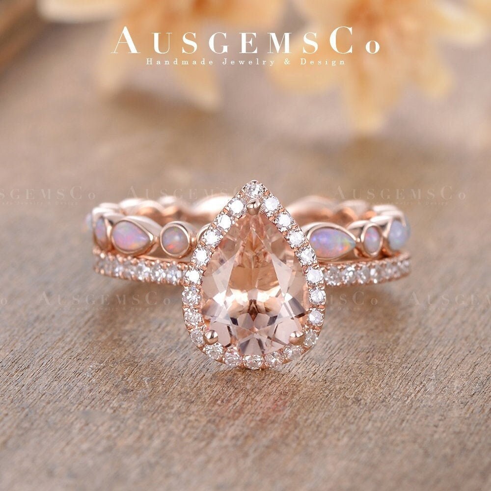 Einzigartiger Halo Morganit Verlobungsring Set Rose Gold Pear Cut Ehering Eternity Opal Passender Absteckring Versprechen Frauen Jubiläum 2 Stück von AUSGEMSCo