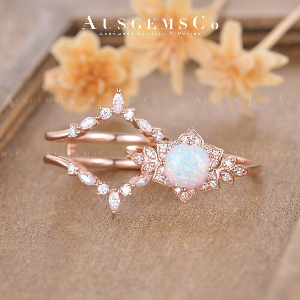 Vintage Feueropal Verlobungsring Rose Gold Braut Set Art-Deco-Enhancer Ring Halo Gebogen Doppel Stacking Passendes Jubiläumsgeschenk von AUSGEMSCo