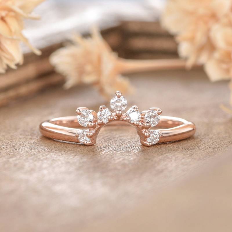 Gebogener Ehering Frauen Rose Gold Diamant Cluster Hälfte Ewigkeit Chevron Passende Braut Stapeln Halbe Halo Verlobungsring von AUSGEMSCo