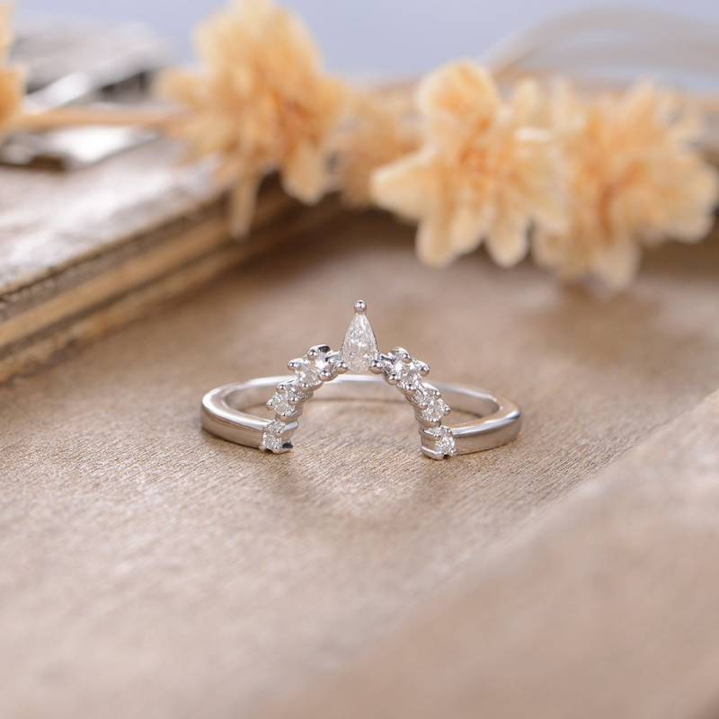 Gebogener Ehering Frauen Weißgold Diamant Cluster Halbe Ewigkeit Chevron Braut Stapeln Halbe Halo Verlobungsring von AUSGEMSCo