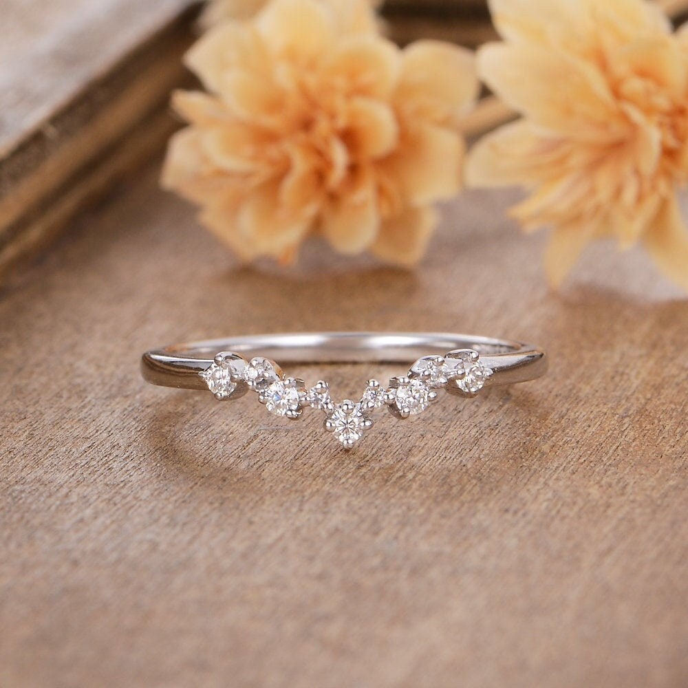 Geschwungener Diamant Ehering Weißgold Nach Maß Personalisierter Ring Chevron Förmiger Passender Stapelring Zarte Zierliche Band von AUSGEMSCo