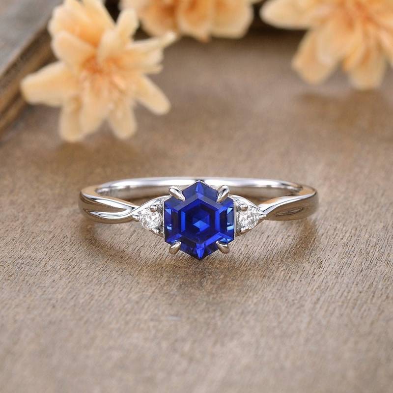 Hexagon Cut Lab Saphir Verlobungsring Weißgold Diamant Drei Stein September Birthstone Braut Hochzeit Ring Jahrestag Geschenk Für Frauen von AUSGEMSCo