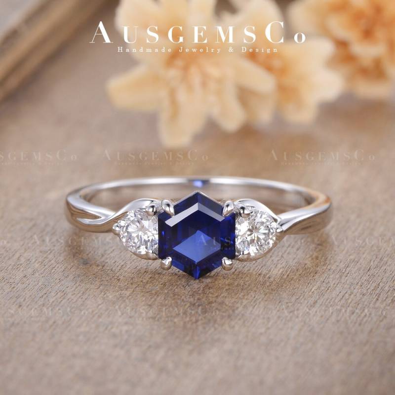 Lab Blue Saphir Verlobungsring 4 Zinken Antik Hexagon Diamant Weiß Gold Moissanit Trauring Ehering Halbe Ewigkeit Minimalistisch von AUSGEMSCo