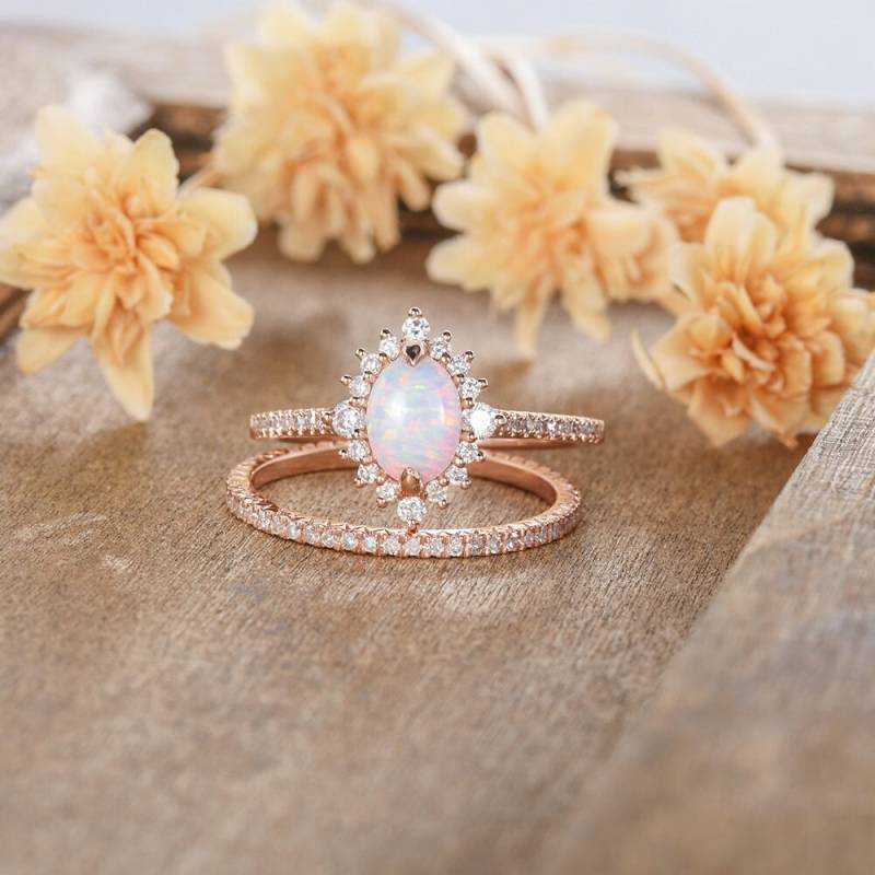Lab Opal Verlobungsring Braut Set Rosegold Ovalschliff Moissanite Halo Ewigkeit Birthstone Ehering Versprechen Jahrestag Geschenk von AUSGEMSCo