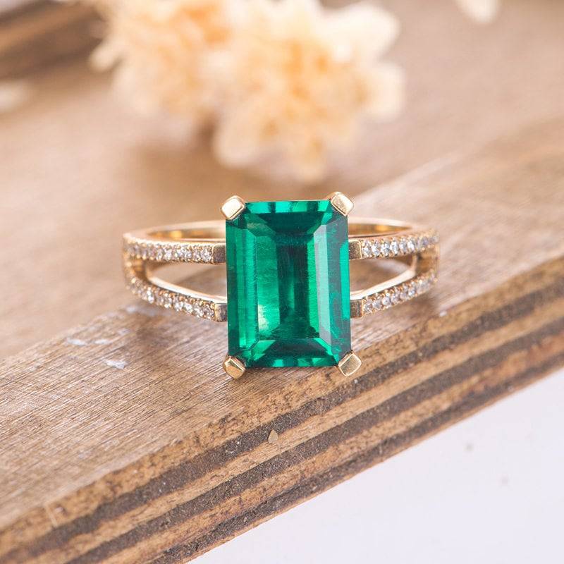 Lab Smaragd Verlobungsring Solitär Smaragdschliff Split Schaft Brautring Hochzeitstag Geschenk Für Frauen Birthstone Mai Gelbgold von AUSGEMSCo