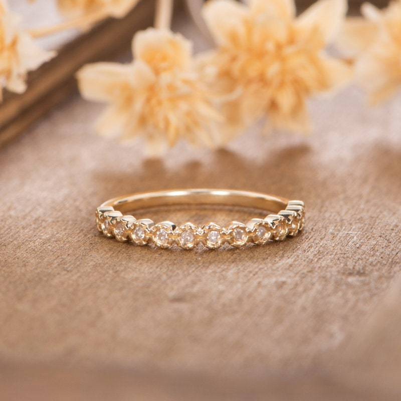 Milgrain Diamant Ehering Gelbgold Halbe Ewigkeit Frauen Einzigartig Antik Schlicht Minimalistisch Zierlich Jahrestag Geschenk Passend von AUSGEMSCo