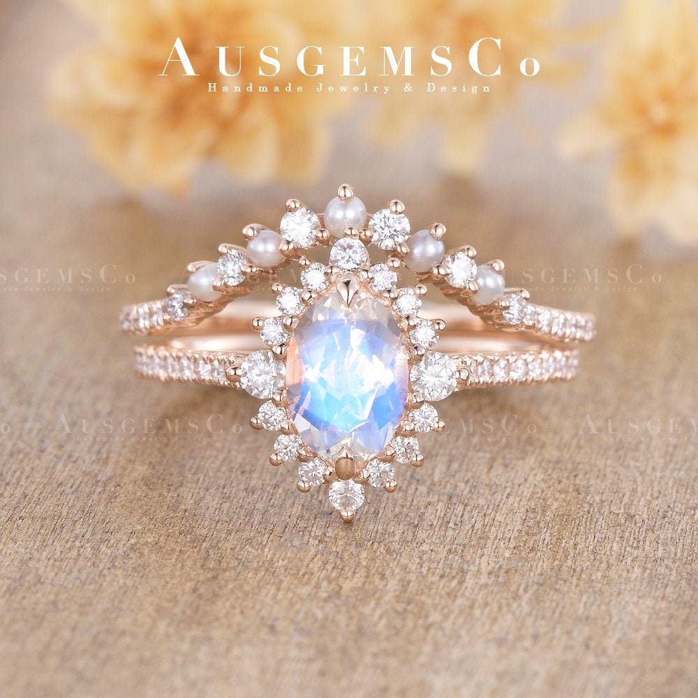 Mondstein Braut Sets Oval Cut Rose Gold Halo Verlobungsring Perle Gebogen Einzigartige Halbe Ewigkeit Passende Band Frauen Jubiläum 2 Stück von AUSGEMSCo