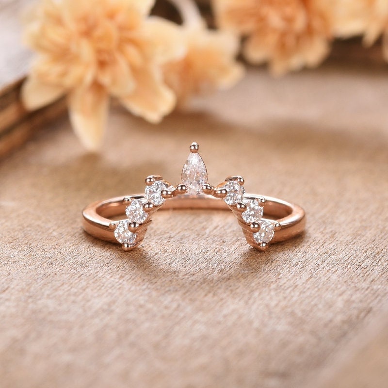 Nach Maß Gebogener Ehering Frauen Rose Gold Moissanite Cluster Hälfte Ewigkeit Chevron Passende Braut Stapeln Halbe Halo von AUSGEMSCo