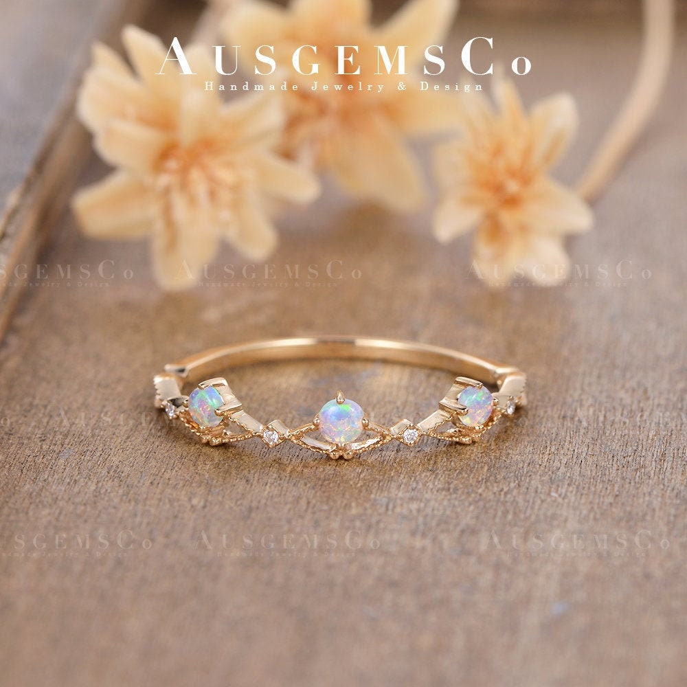 Natürlicher Opal Ehering Milgrain Halbe Eternity Drei Stein Gelbgold Art Deco Braut Passendes Band Jahrestag Geschenk Für Sie von AUSGEMSCo