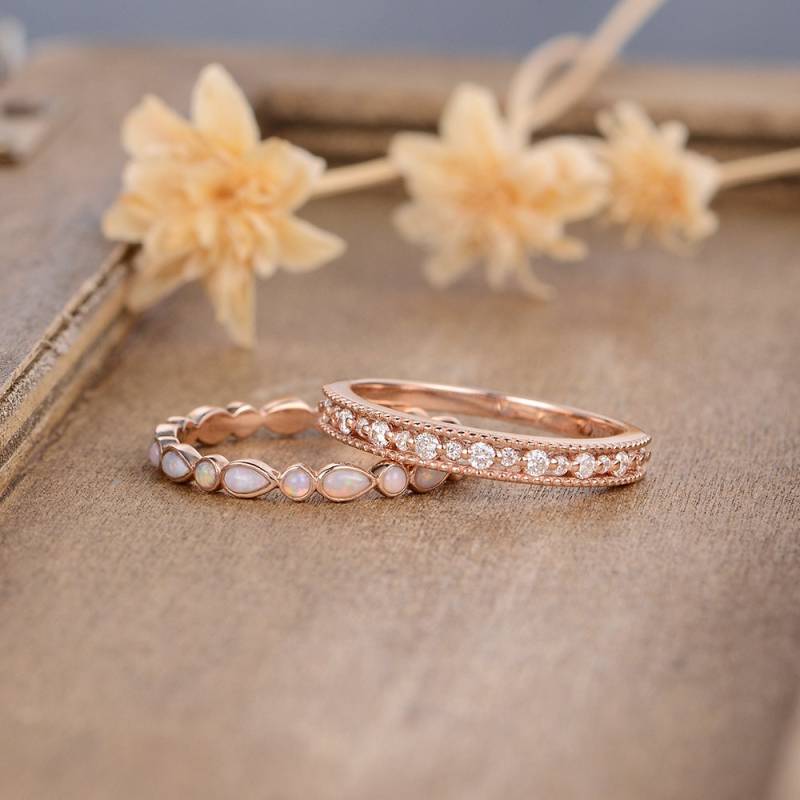 Opal Ehering Rose Gold Natürlicher Und Diamant Frauen Ewigkeit Art Deco Lünette Set Zarte Minimalist Ring Passend von AUSGEMSCo