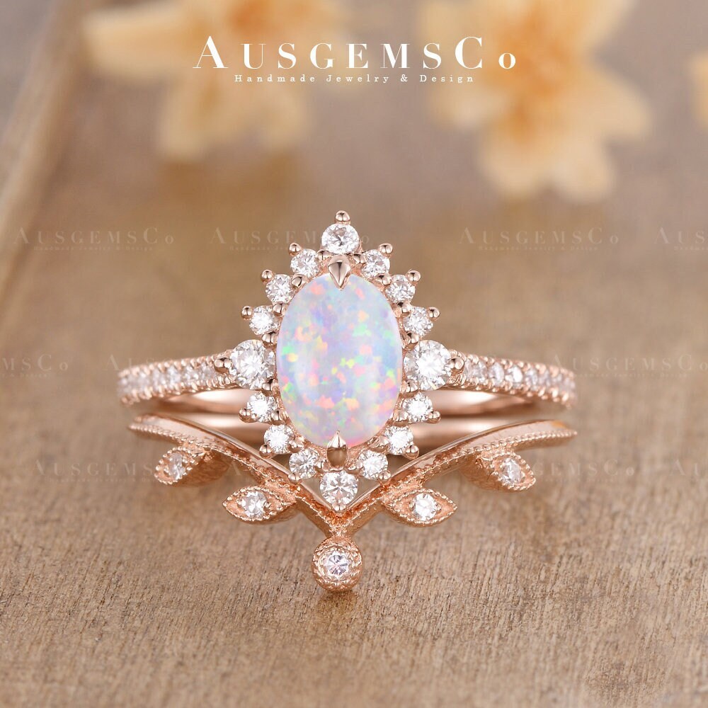 Oval Cut Lab Opal Verlobungsringe Rosegold Moissanit Halo Halb Eternity Braut Set Blatt Geschwungen Milgrain Jahrestag V Form 2stk von AUSGEMSCo