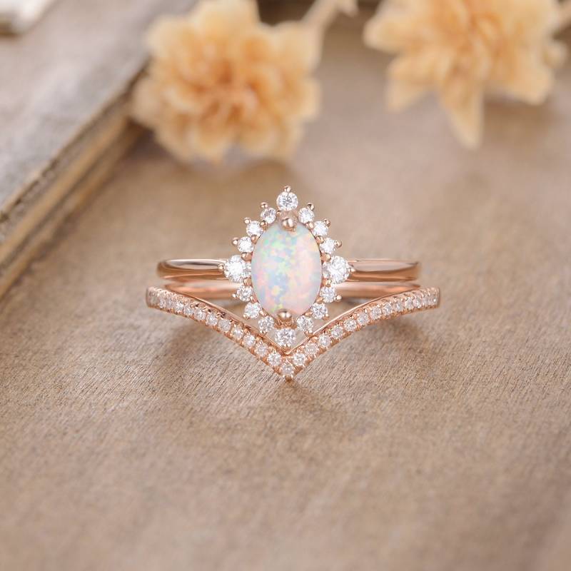 Oval Cut Opal Verlobungsring Rose Gold Braut Set Moissanite Gebogen V-Förmig Diamant Ehering Halbe Ewigkeit Frauen Einzigartiger Jahrestag von AUSGEMSCo