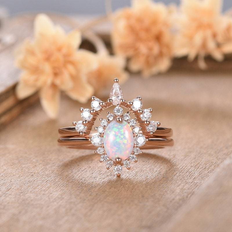 Oval Cut Opal Verlobungsring Rose Gold Braut Set Moissanite Gebogen V-Förmig Ehering Halbe Ewigkeit Frauen Einzigartige Jahrestag Geschenk Ring von AUSGEMSCo