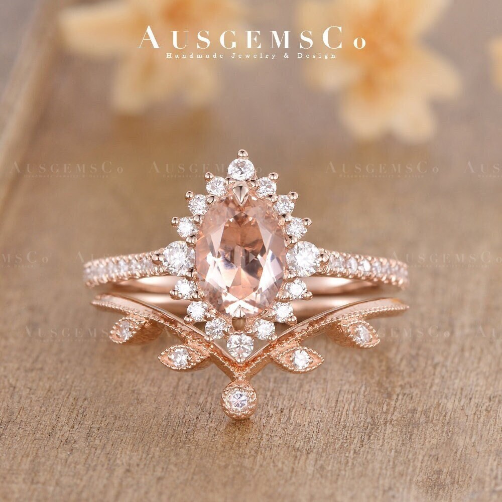 Oval Geschliffener Morganit Verlobungsring Set Rosegold Brautringe Geschwungener Diamant Passend Halo Halbe Ewigkeit Milgrain Unikat Jahrestag 2stk von AUSGEMSCo