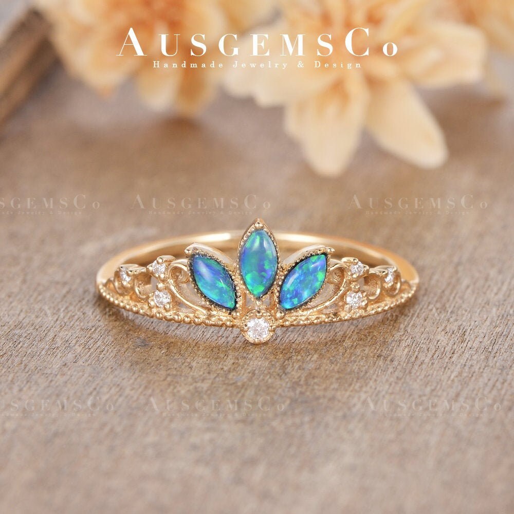 Prinzessin Verlobungsring Ring Set Marquise Form Krone Opal Gelbgold Milgrain Eheringe Halbe Ewigkeit Jahrestag Geschenk Für Sie von AUSGEMSCo