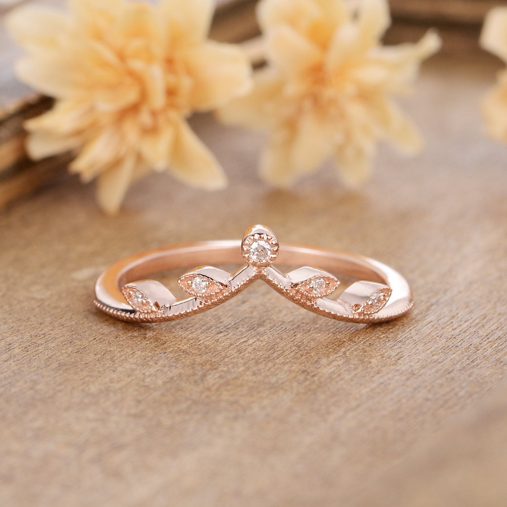 Rebsorte Diamant Ehering Frauen Roes Gold Geschwungenes Band Chevron Blatt Passendes Zierliche Benutzerdefinierte Ring Milgrain Minimalist von AUSGEMSCo