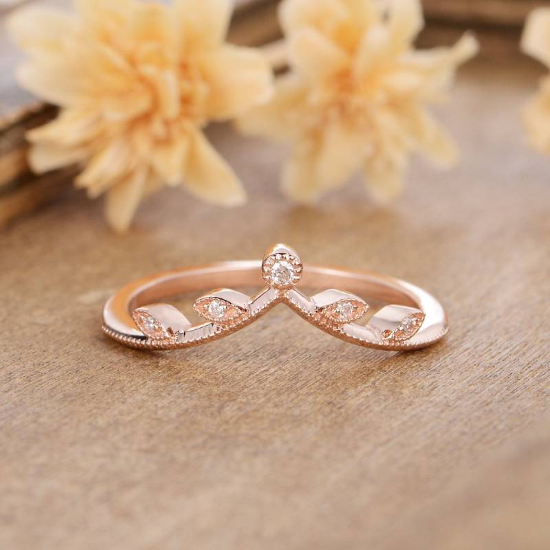 Rebsorte Diamant Ehering Frauen Roes Gold Geschwungenes Band Chevron Blatt Passendes Zierliche Benutzerdefinierte Ring Milgrain Minimalist von AUSGEMSCo