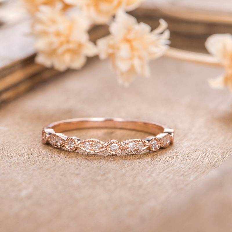 Rose Gold Art-Deco-Hochzeit Band Frauen Diamant Zierliche Minimalist Braut Marquise Zarte Lünette Set Milgrain Jahrestag Halb Eternity Ring von AUSGEMSCo