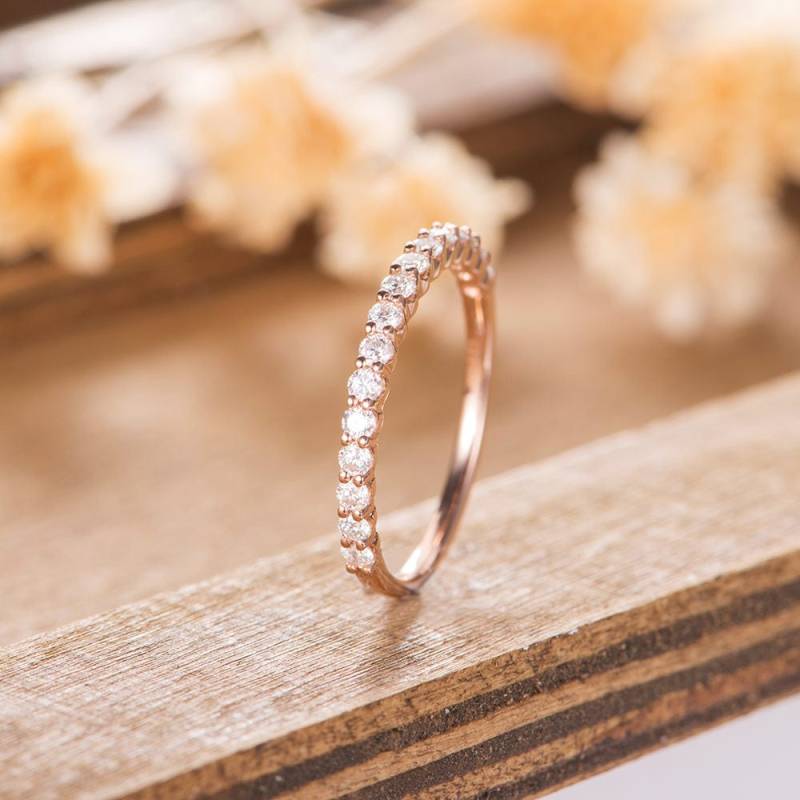 Rose Gold Ehering Frauen Ewigkeit Moissanite Band Stapeln Passende Braut Jahrestag Geschenk Für Ihren Ring Versprechen Die Halbe von AUSGEMSCo