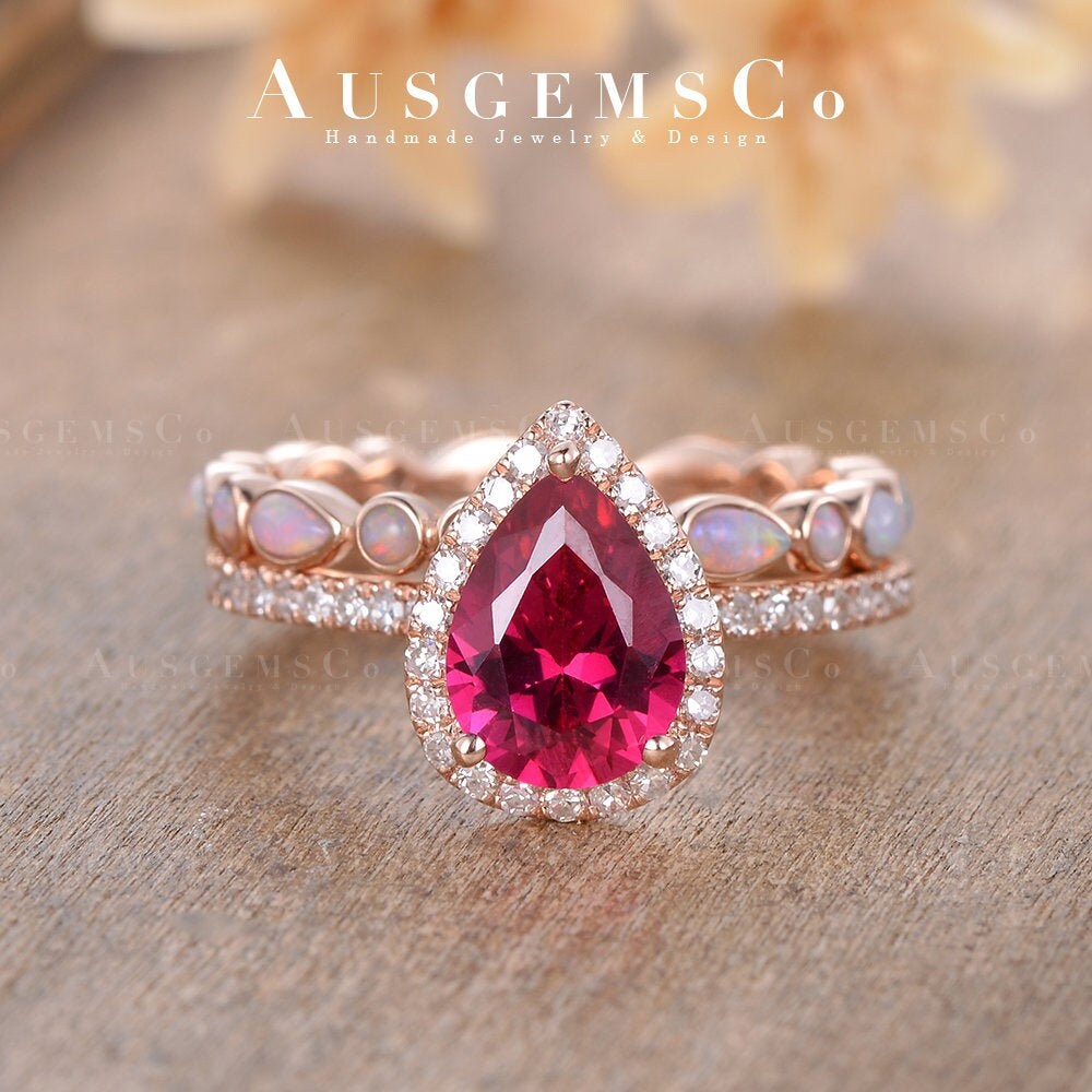 Rose Gold Rubin Braut Sets Birnenförmigen Verlobungsring Diamant Micro Pave Opal Passende Band Absteckring Antiker Frauen Jubiläumsring von AUSGEMSCo