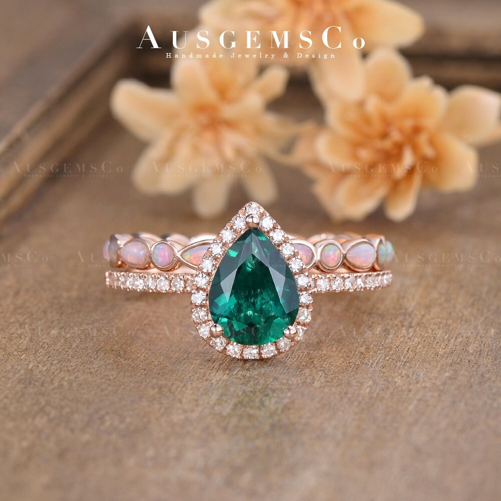 Vintage Birnenförmige Lab Smaragd Braut Sets Rose Gold Verlobungsring Diamant Lünette Opal Ring Mai Birthstone Antike Frauen Jubiläum 2 Stück von AUSGEMSCo