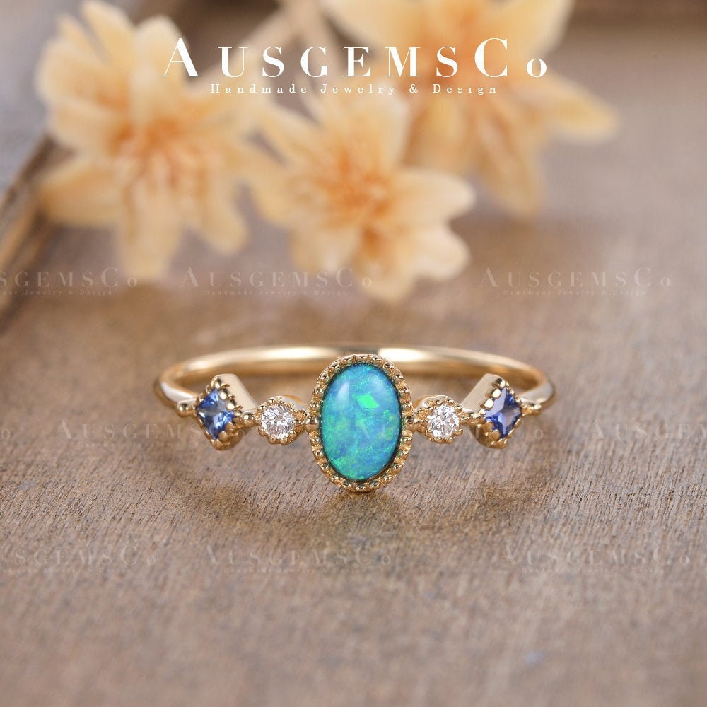 Vintage Opal Verlobungsring Oval Geschliffener Natürlicher Gelbgold Brautring Minimalistisch Fünf Stein Diamant Ring Frauen Jahrestag Geschenk von AUSGEMSCo