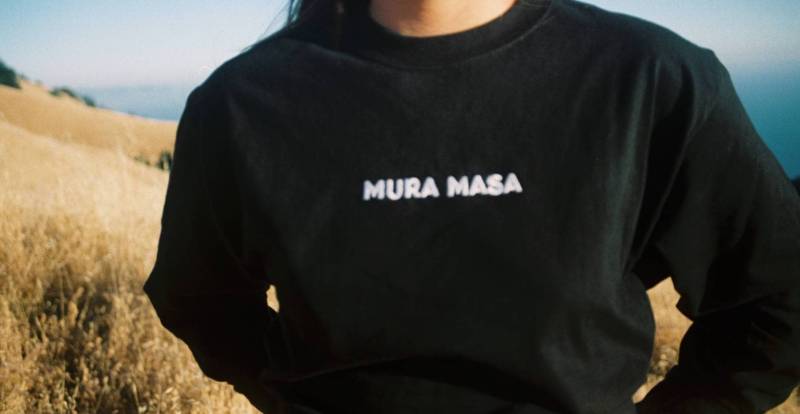 Mura Masa Langarm-T-Shirt Mura Masa Langarm-T-Shirt von AUTUMNUSACLOTHING