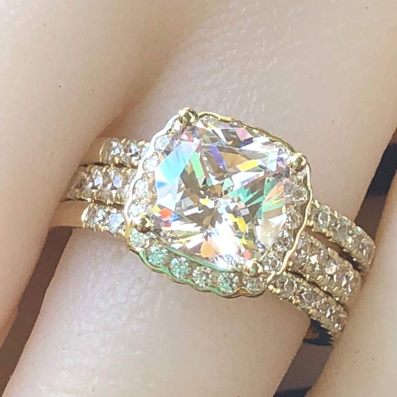 Engagement Ring Set 9K Gold, Halo Cushion Cut, Wedding Ring, Simulated Diamond Set, Yellow Gold Schmuck von AUZJewellery