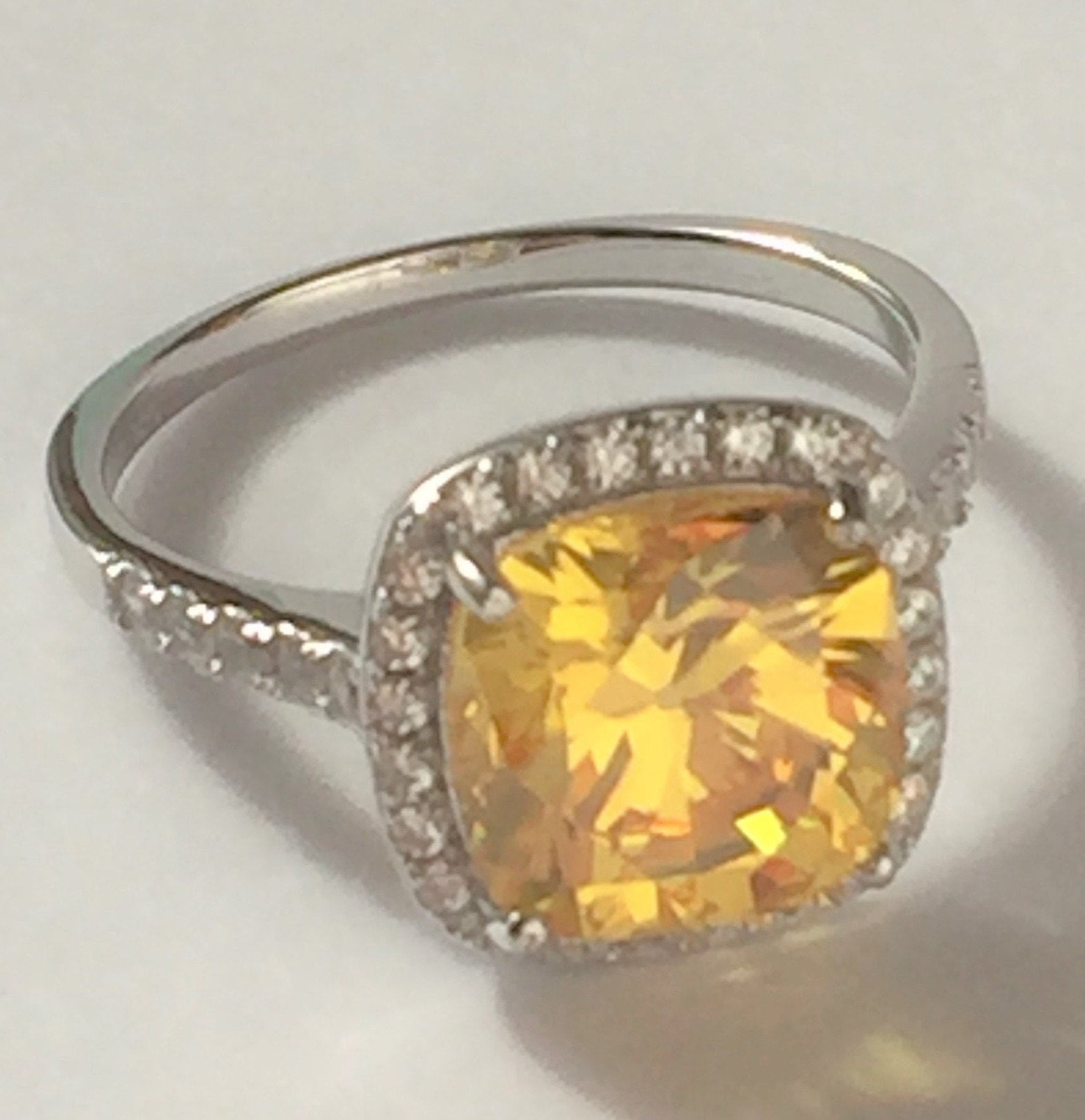 Gelber Diamant-Ring 5Ct Kissen Geschnitten Simuliert Gelb Diamant-Ring, Ringe Für Frauen, Jahrestag Ringe, Versprechen Ring, Halo-Kissen-Ring von AUZJewellery