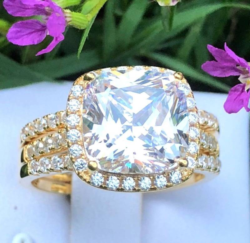 Hochzeit Ring Set 5Ct Kissen Geschnitten Simuliertdiamant Verlobungsring, Gelb Vergoldet 925 Sterling Silber, Halo Kissenring, Ehering von AUZJewellery