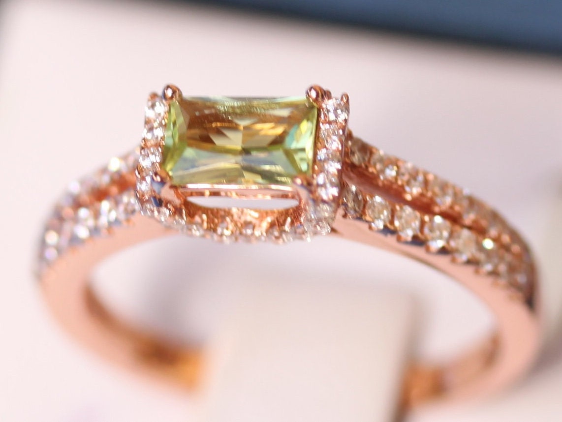 Zierliche Minimal Ring, Baguette Geschnitten Lab Alexandrit Rose Vergoldet Verlobungsring, Wechselbare Farbe Edelstein Sterling Silber von AUZJewellery