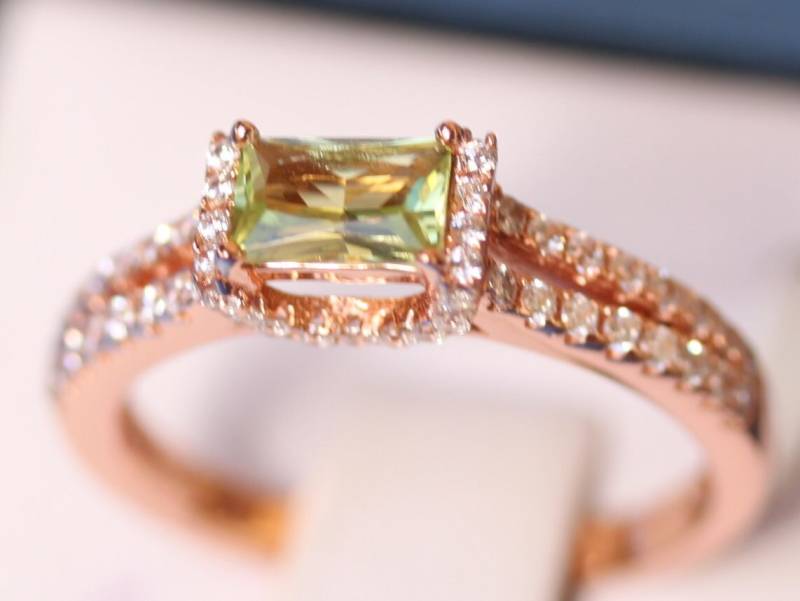 Zierliche Minimal Ring, Baguette Geschnitten Lab Alexandrit Rose Vergoldet Verlobungsring, Wechselbare Farbe Edelstein Sterling Silber von AUZJewellery