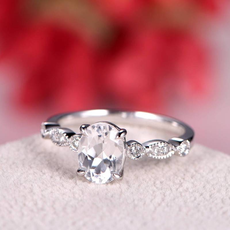 Weiße Saphir Verlobungsring 14 K Weißgold Oval Geschnitten Ehering Halbe Ewigkeit Diamant Braut Jahrestag Sendegeschenk Milgrain Art Deco von AUjewelAU