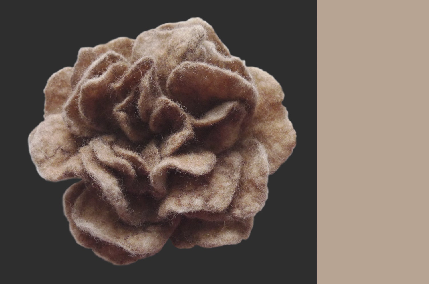 Camel Gefilzte Rose, Filzblume, Rosen Brosche, Hellbraune Blumenbrosche, Filz Rose Kamel Braun von AVAFELT