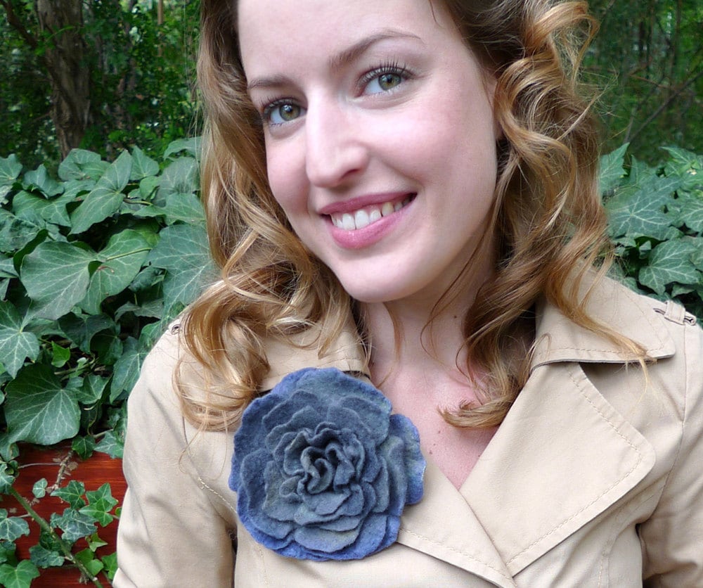 Filz Rose, Taubenblau Gefilzte Rose Brosche von AVAFELT