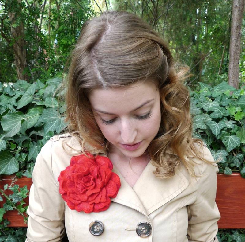 Filzrose, Gefilzte Rote Rose, Brosche von AVAFELT