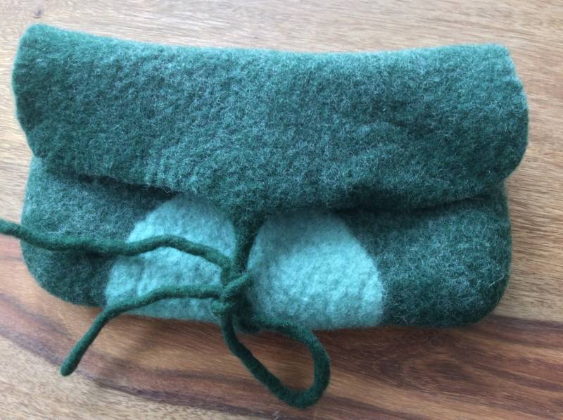 Gefilzte Make-Up Tasche, Kupplung, Kosmetiktasche in Fir Green Und Mint Grün von AVAFELT