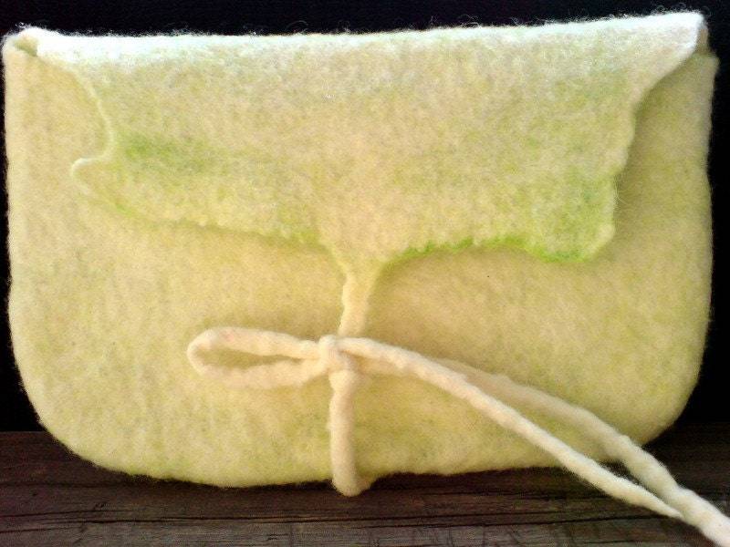 Gefilzte Weiß Grün Make-Up Tasche von AVAFELT
