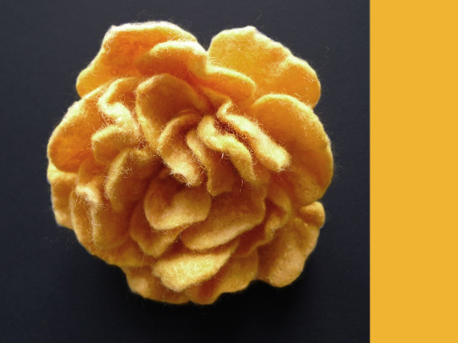 Gelbe Gefilzte Rose, Filzblume, Rosenbrosche, Sonnengelbe Blumenbrosche, Filzrosenbrosche, Gelbe Rose von AVAFELT