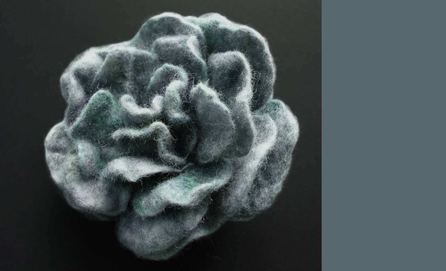 Graugrüne Gefilzte Rose, Filzblume, Rosenbrosche, Blumenbrosche, Filzrose, Rauchgrüne Rose von AVAFELT