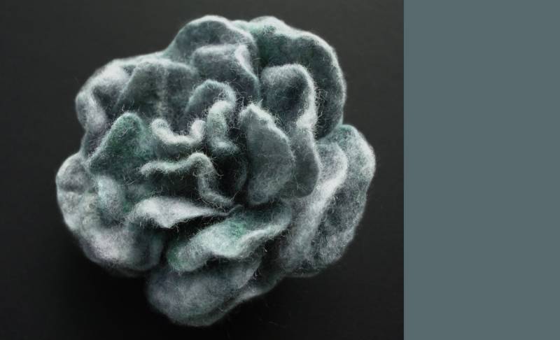 Graugrüne Gefilzte Rose, Filzblume, Rosenbrosche, Blumenbrosche, Filzrose, Rauchgrüne Rose von AVAFELT