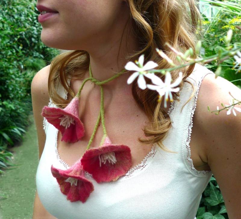 Halskette Aus Azaleenrosa Filzblüten, Zart Gefilzter Schmuck Wolle Und Seide von AVAFELT