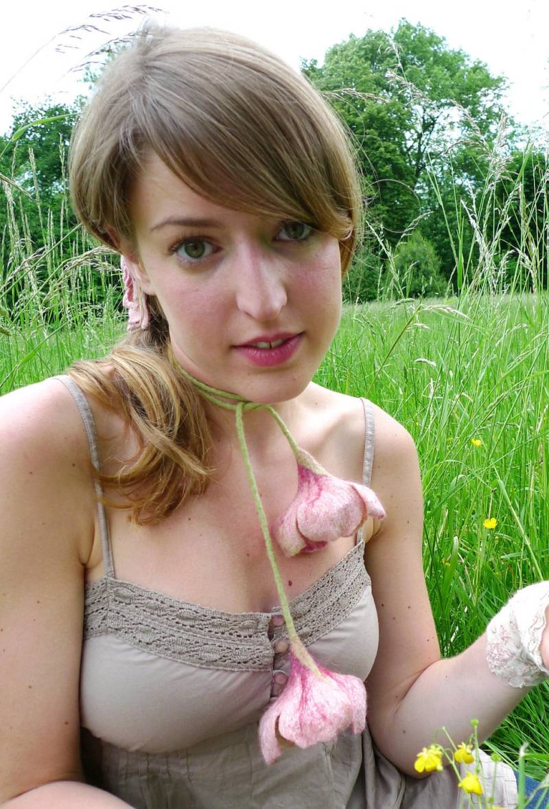 Hell Dusky Blumen Filz Halskette von AVAFELT