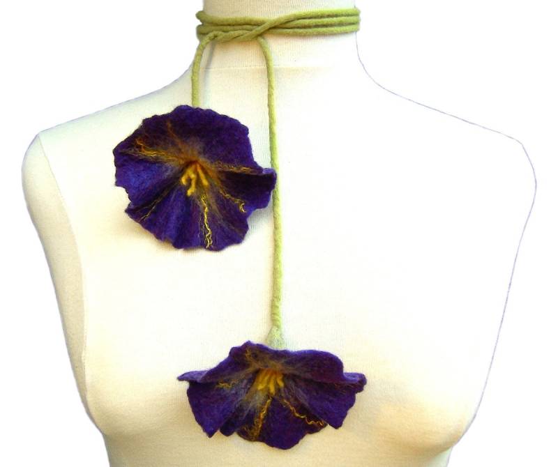 Lila Filzblumen Halskette von AVAFELT