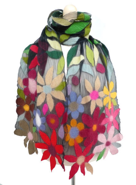 Schwarzer Schal Mit Blüten, Unikat Aus Seide von AVAFELT