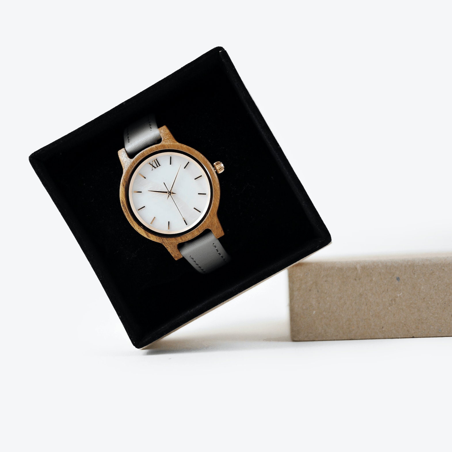 Aurora - Weiße Rose | Personalisierte Damenuhr Holz Uhr Für Damen Freundin Geschenk Holzuhr Mädchen Elegante von AVANTwatches