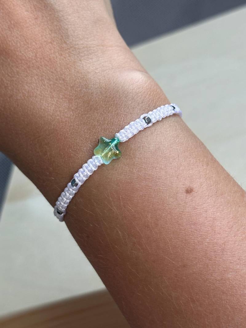 Geflochtenes Nylon Surf-Armband Sternperle, Hämatit-Akzent Geflochtenes Nylon Surf-Armband Sternperle, Hämatit-Akzent von AVENARA