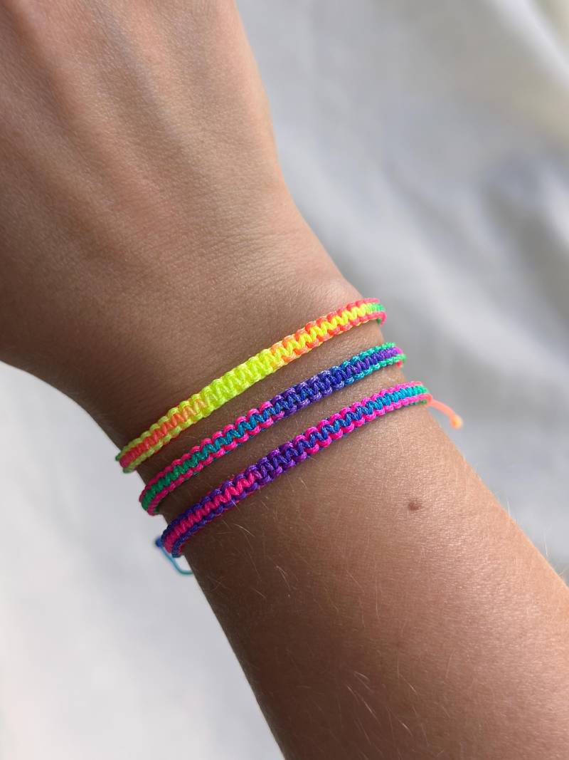 Regenbogen Freundschaftsarmband Verstellbares Geflochtenes Band Regenbogen Freundschaftsarmband Verstellbares Geflochtenes Band von AVENARA