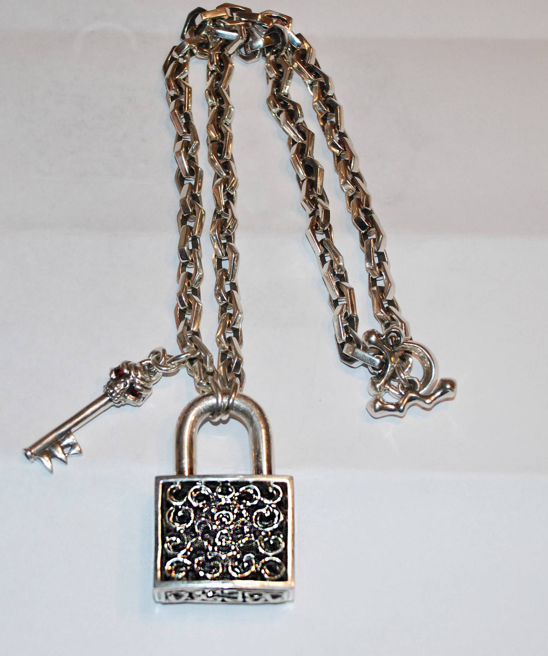 Fledermaus-Lock-Anhänger Sarg Kette Mit Skelett-Schlüssel Rubin Augen Fledermaus-Lock-Anhänger Sarg Kette Mit Skelett-Schlüssel Rubin Augen von AVENDGARDE